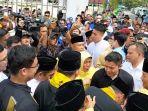 Masyarakat Banten berusaha meraih tangan Prabow untuk berjabat tangan atau berfoto bersama